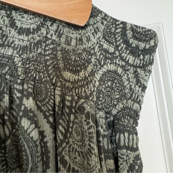 Fun lightweight patterned pants, wider leg. Size M - Picture 4 of 10